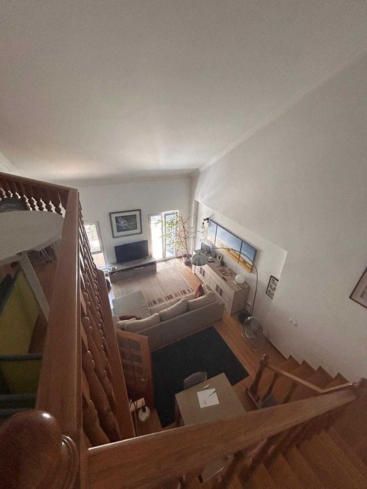 Arrenda-se: Apartamento T4+1 Duplex (Parcialmente Mobilado e Equipado) Excelente Exposição Solar | Portais da Arrábida – Quinta do Anjo – Palmela