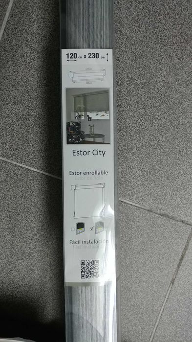 Estore de rolo em tons de cinza