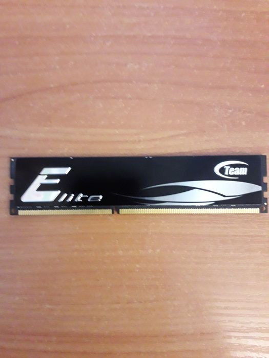 Планка оперативы на 4гб. Ddr3
