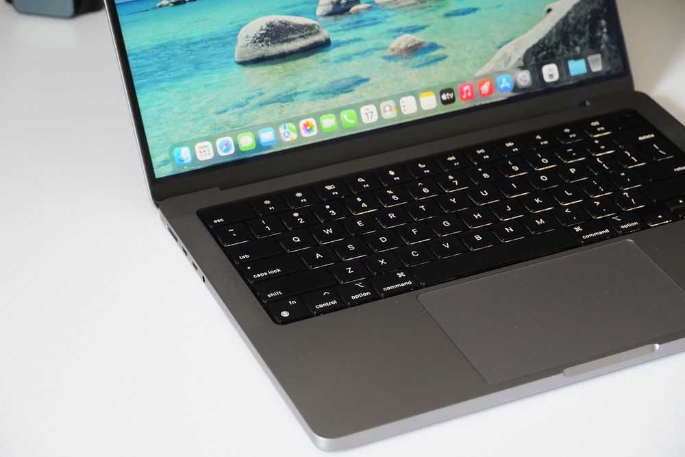 Macbook Pro 14” 2021 M1 Pro 16GB/512GB + torba