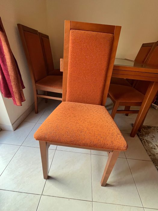 Mesa extensível e Cadeiras com forros personalizados