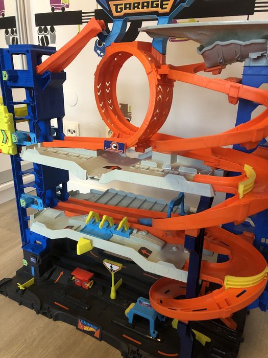 Hot Wheels City Mega Garaż Atak Smoka