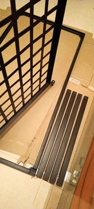 Mesa em metal e vidro, interior e exterior. Em muito bom estado