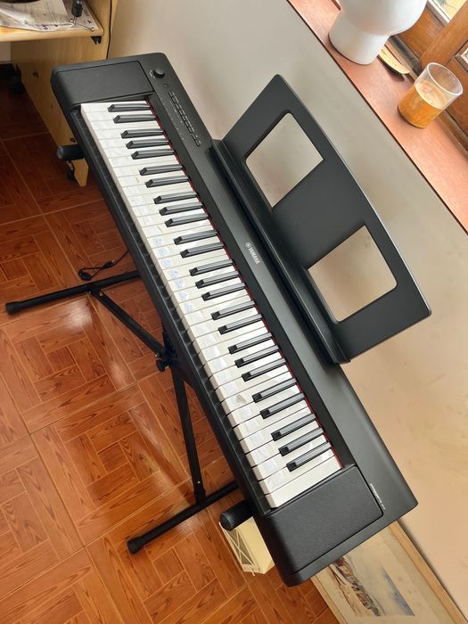 Piano digital portátil com suporte Yamaha