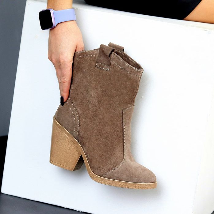 Стильні замшеві бежеві козаки