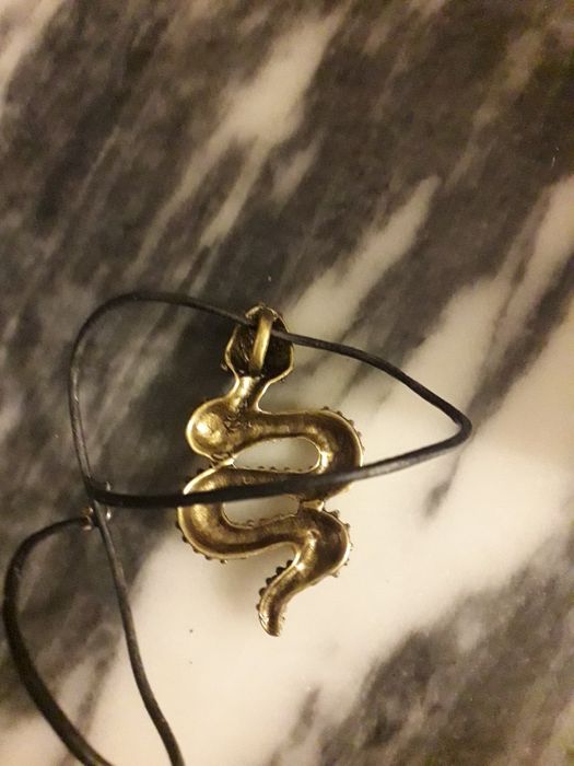Colar pingente cobra em metal