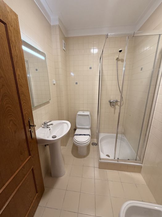 Arrenda-se quartos ou suite (quarto com wc exclusivo) no centro de Leiria, alguns  com ar condicionado e aquecimento central