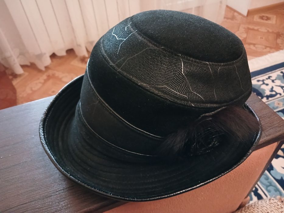 Продам жіночу замшеву шапку