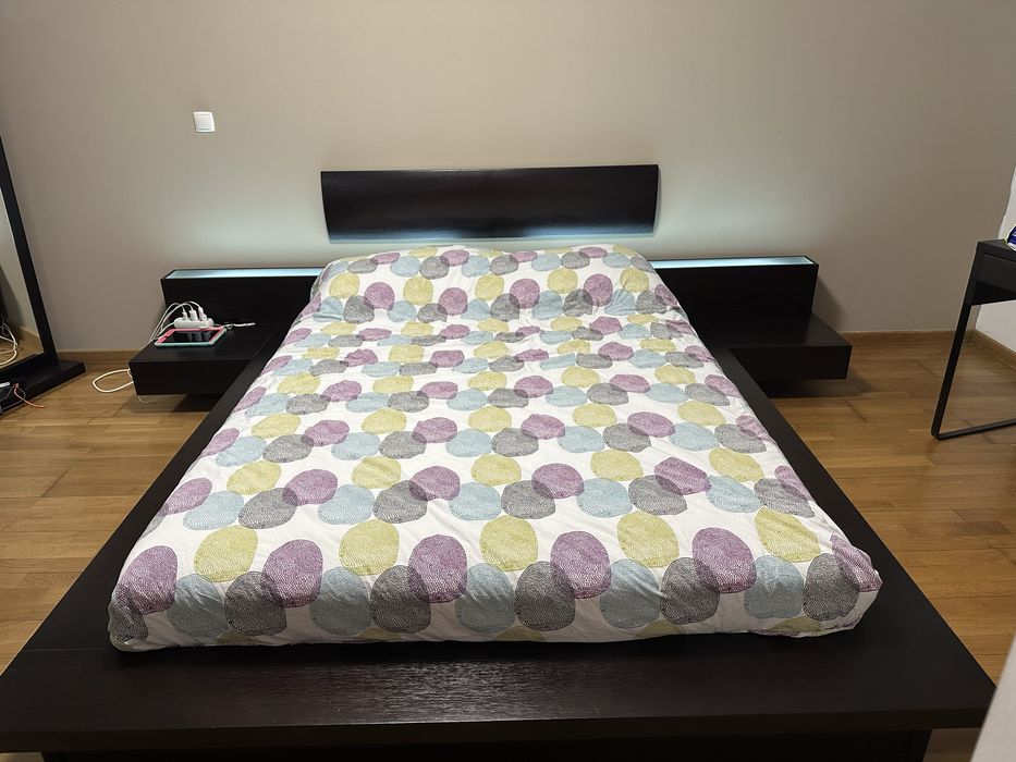 Cama de casal em madeira maciça