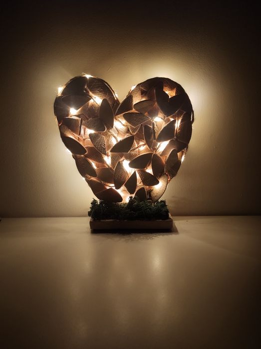 Serce sklejone z elementów drewnianych "lamelek"