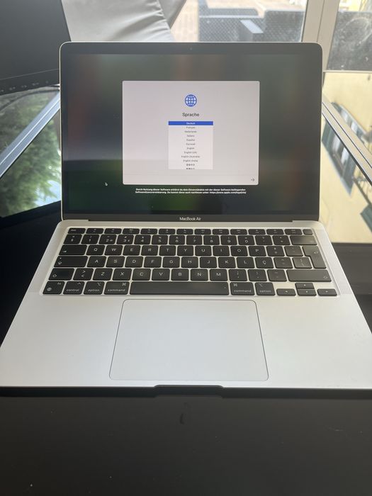 MacBook Air M1 2020, 8 GB RAM e 256 GB SSD.
