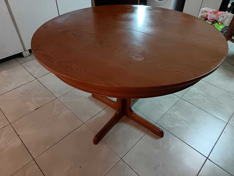 Mesa de jantar mais 4 cadeiras
