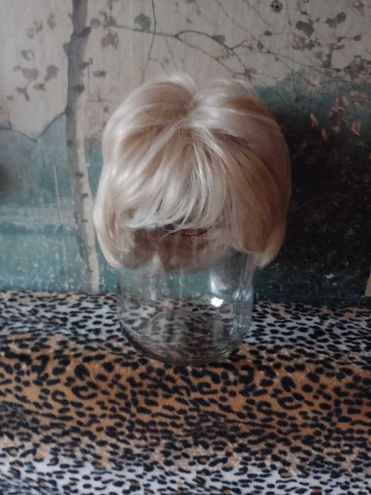 Продам парик стрижка белый