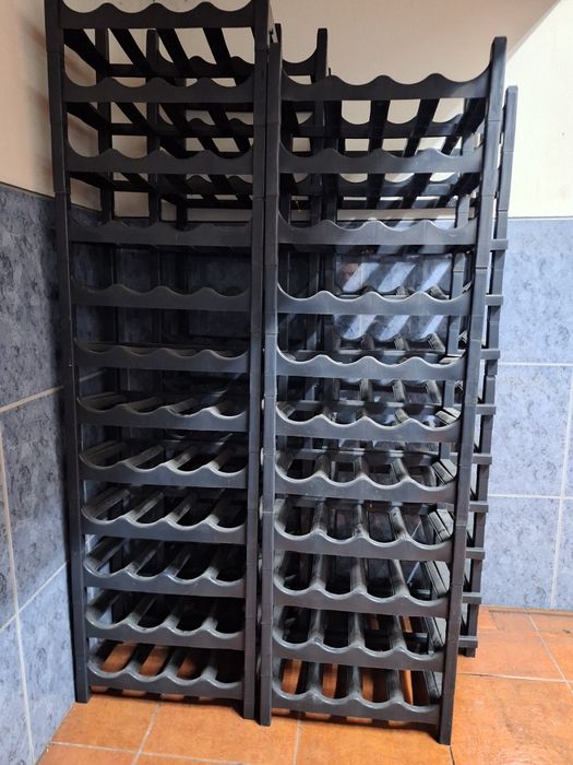 Garrafeira em plástico.