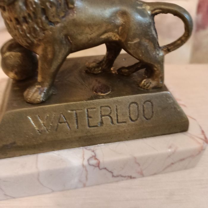 Zabytkowa rzezba,statua Lwa (Lion),z mosiądzu na marmurze.