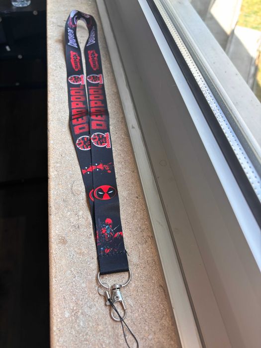 Fita Porta-Chaves / Porta-Cartões – Deadpool Logo & Frases
