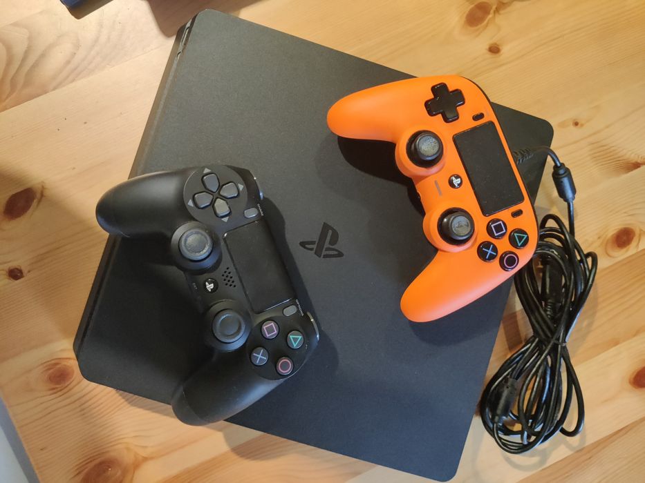 Vendo PS4 Slim Pro 1T em excelente estado