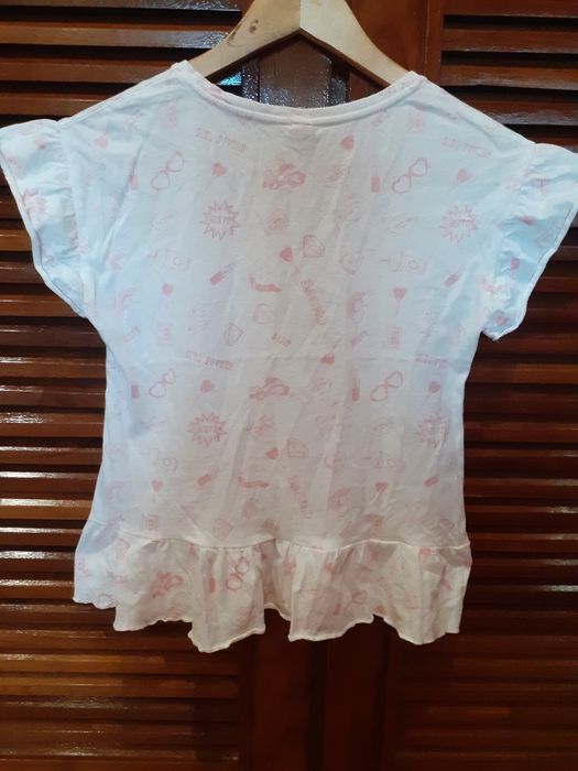 T-shirt branca com desenhos fofos rosas