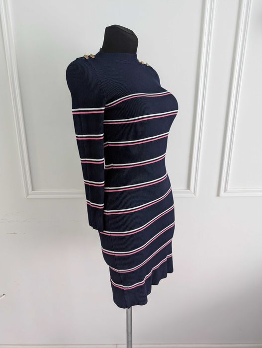 Granatowa sweterkowa sukienka w paski na zime z długim rękawem
