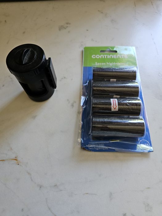 Dispensador e Sacos plásticos para dejetos de cães
