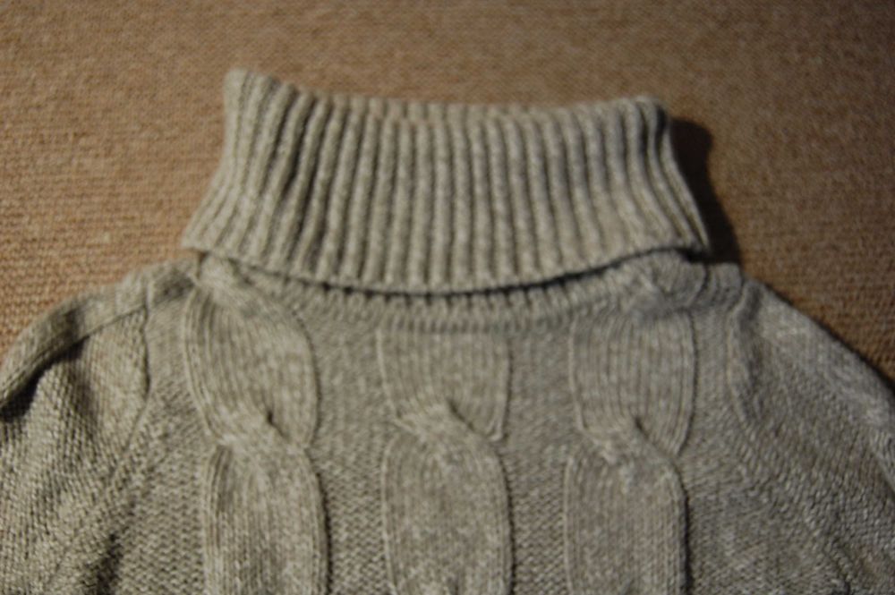 Sweter z golfem wzór w warkocze