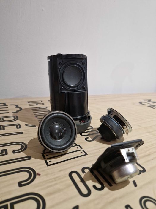 Lote de 4 alto-falantes originais JBL e Beosound Explore speaker.