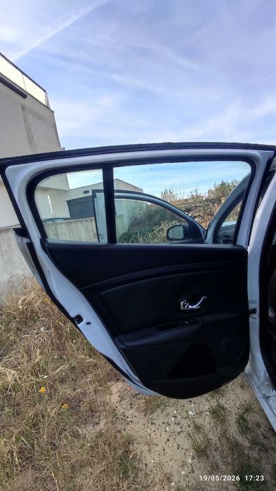 Vende-se carro Batido/ partes (peças) Megane cor Branca 2012