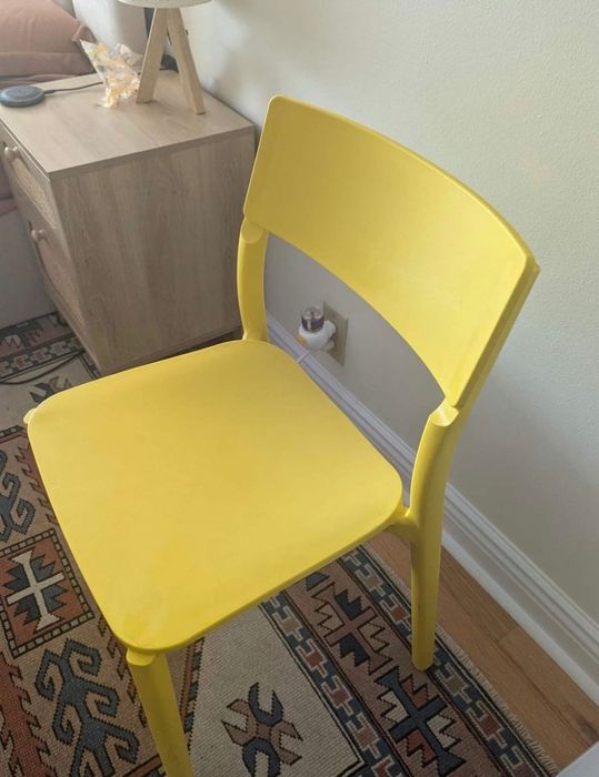 2 cadeiras amarelas de plástico com almofadas São muito confortáveis e versáteis, adequadas tanto para uso interior como exterior. Estão bem