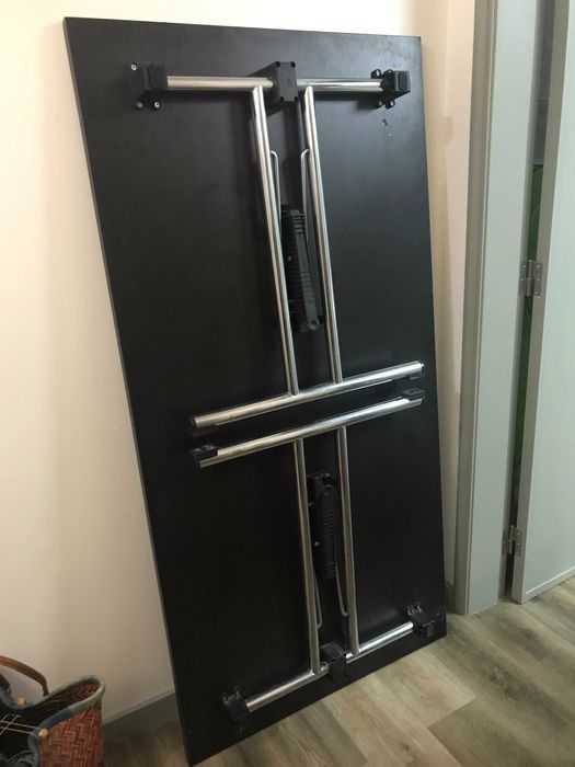 Mesa versátil com pés retráteis