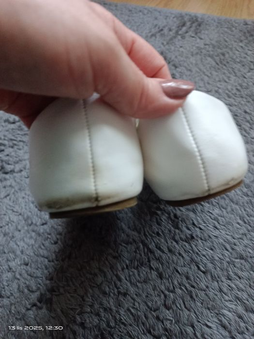 Białe baleriny z kokardą