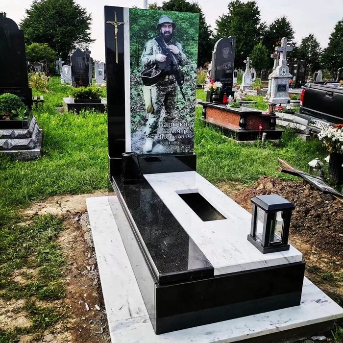 "Пам'ятники для вшанування героїв: індивідуальні рішення для військови