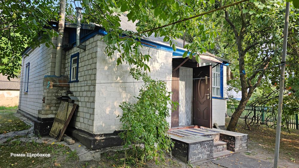 Будинок в селі з газом, пічкою, свердловиною, гарна земельна ділянка