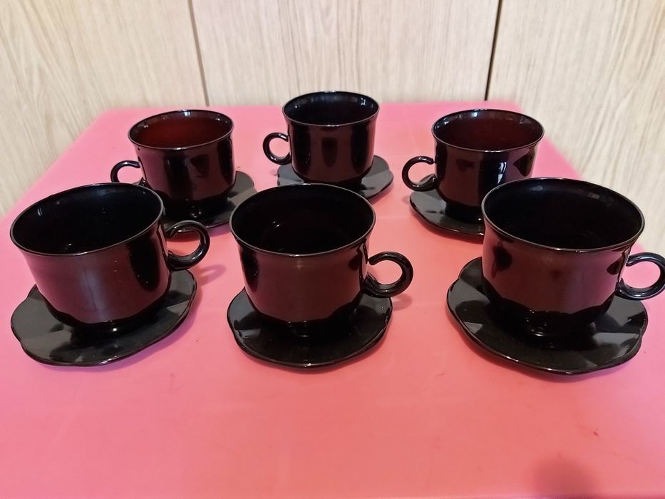 Filiżanki czarne ze spodkami, kolekcja