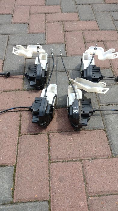 Замок дверки передній, задній на Kia Ceed 2006-2012.