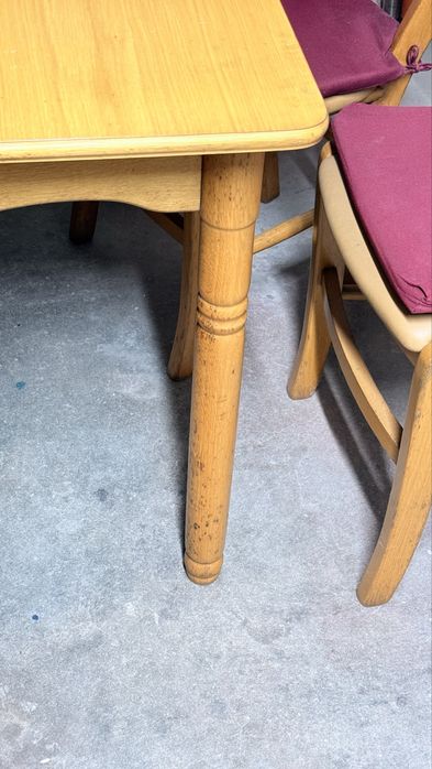 Mesa de Madeira com 4 cadeiras almofadadas