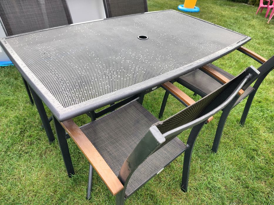 Stół ogrodowy wraz z krzesłami