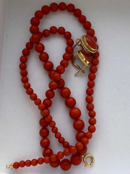 Бусы натуральный коралл и золотая застежка