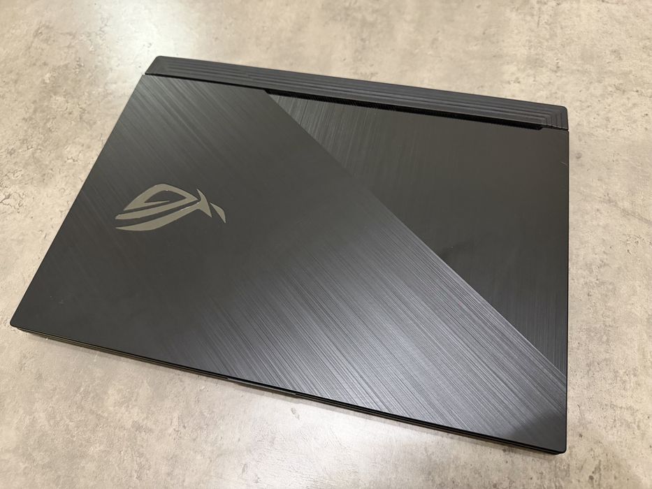 Asus ROG Strix G712LWS