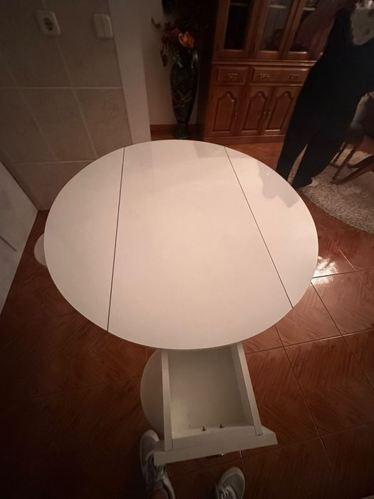 Mesa de cozinha branca extensível + 4 bancos