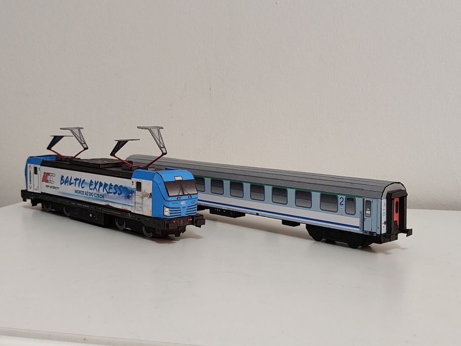 Siemens Vectron w malowaniu Baltic Express.
Sklejony Model k