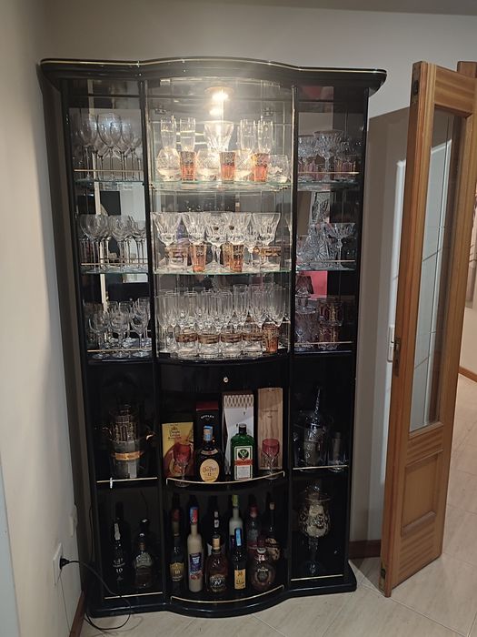 Bar preto com balcão