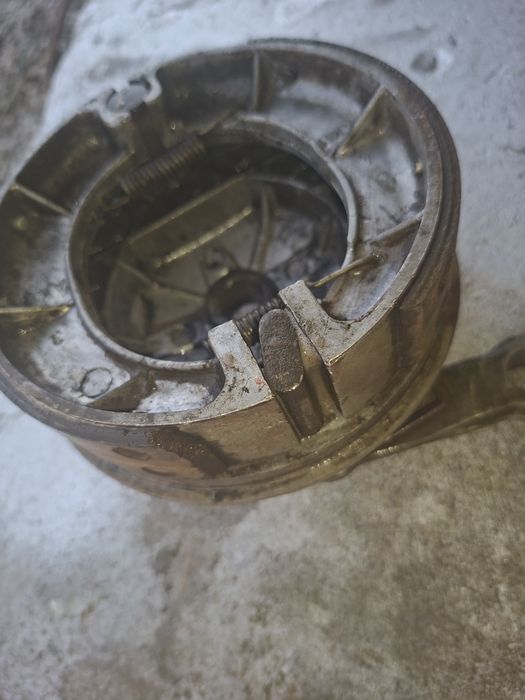 Kpl szczekotrzymacz piasty kola przod wsk 125,175