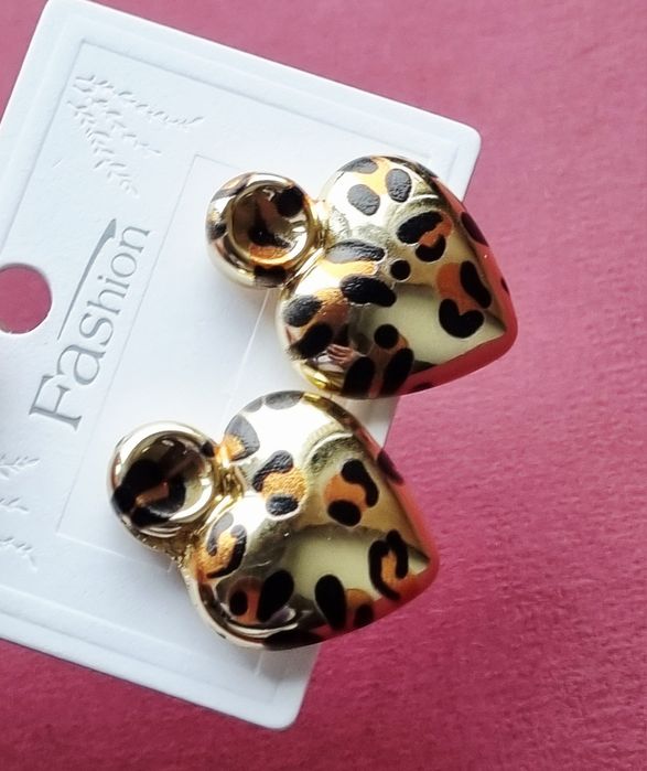 Brincos dourados, de pico, estampados com "animal print"
