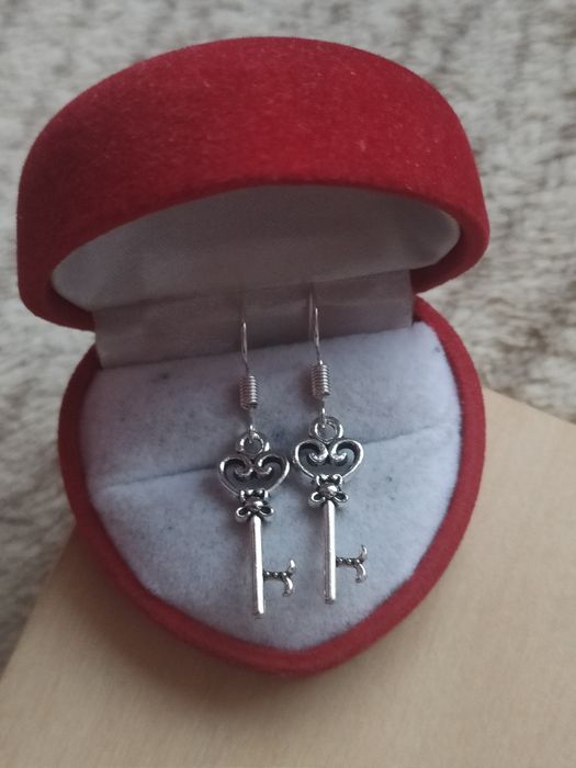 Przepiękne kolczyki klucze kolczyki klucz bigle kolor srebrny earrings