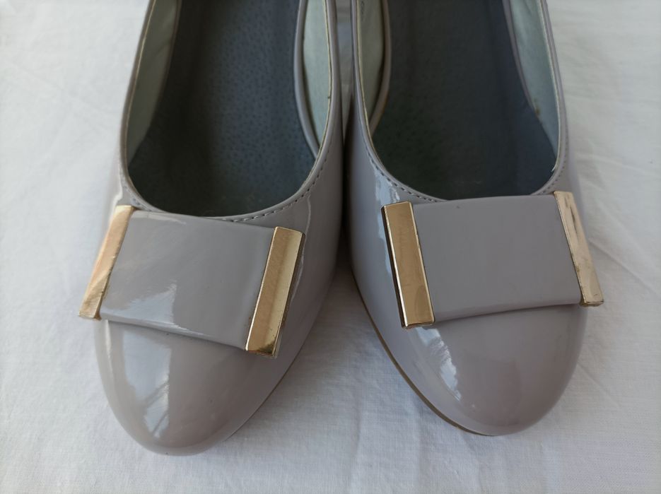 Szare czółenka, lakierowane sandały skórzane, skóra Jezzi 39
