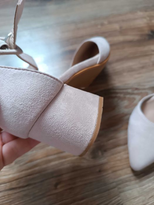 Buty na słupku beżowe