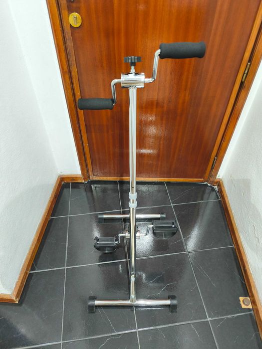 Instrumento de exercício físico , exercício de pernas e braços.