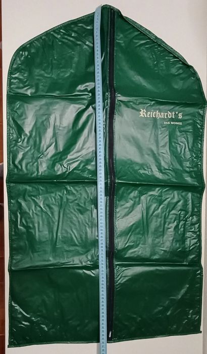 Capa plástica porta-fatos