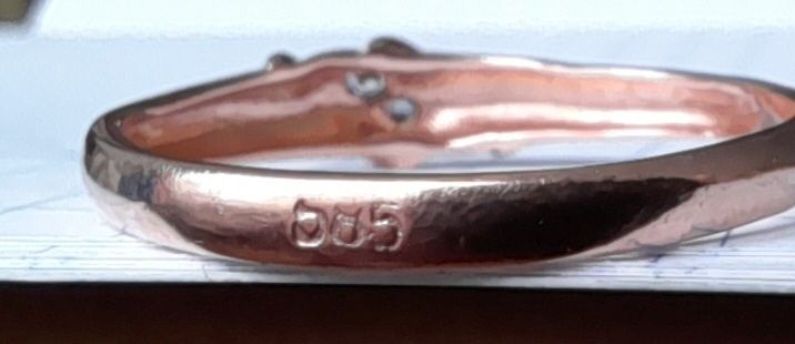 Золота каблучка 585пр. Вага 1.68гр. Р-р 18