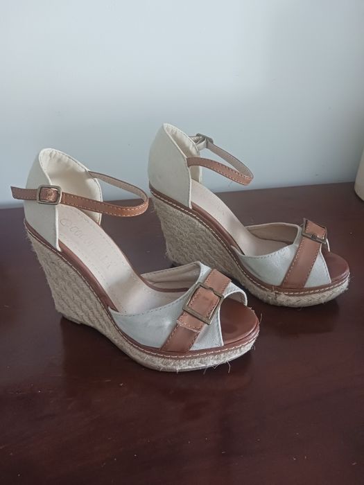 Sandalias de cunha, beges, tamanho 35